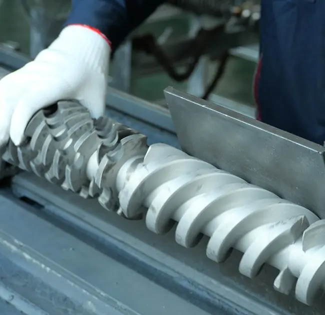 Miért jelennek meg ismételten fekete vonalak az extruderben? Ebből a cikkből megtudhatja, hogyan állapíthatja meg gyorsan, hogy a hordóval vagy a csavarral kapcsolatos probléma okozza-e.